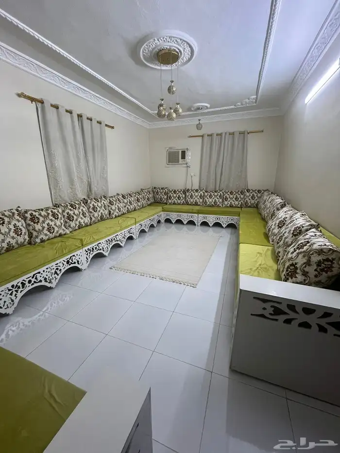 مجلس للبيع مع المراتب نظيف 1