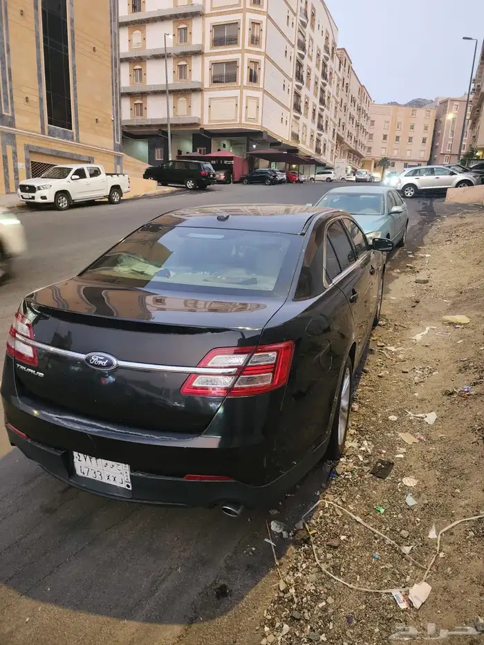 للبيع فورد تورس 2014 لون اسود 2