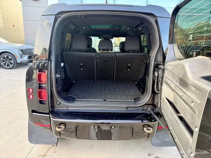 للبيع ديفندر 2023 - V6 فئه SE داخليه جملي وارد كندا 9