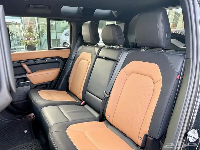 للبيع ديفندر 2023 - V6 فئه SE داخليه جملي وارد كندا 7