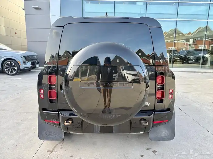 للبيع ديفندر 2023 - V6 فئه SE داخليه جملي وارد كندا 1