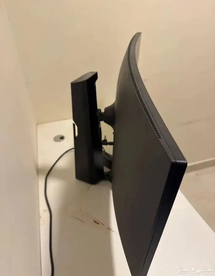 شاشة قيمنق منحنية 1