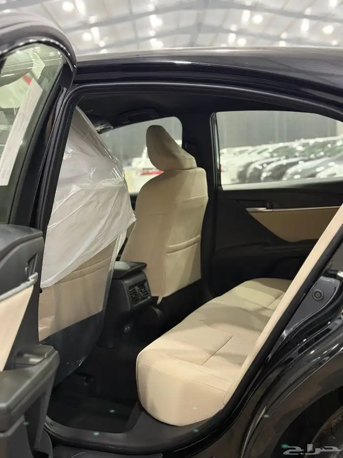 تويوتا كامري 2025 E بنزين اصفار اللون اسود 8