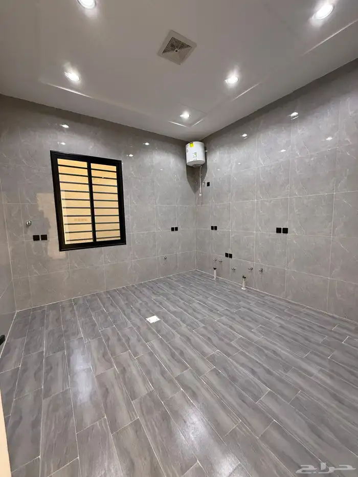 للبيع ارواف علويه وشقق ارضيه تشطيب فندقي ف شمال الخميس 27