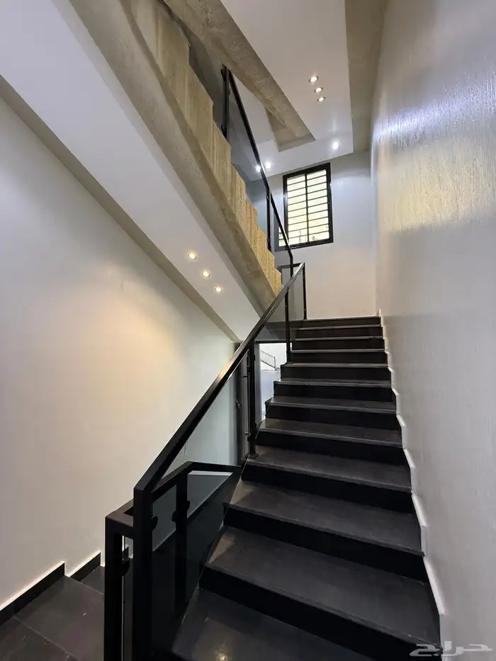 للبيع روف علوي بدرج داخلى وخارجى بحى الراقى شرق خميس مشيط 5