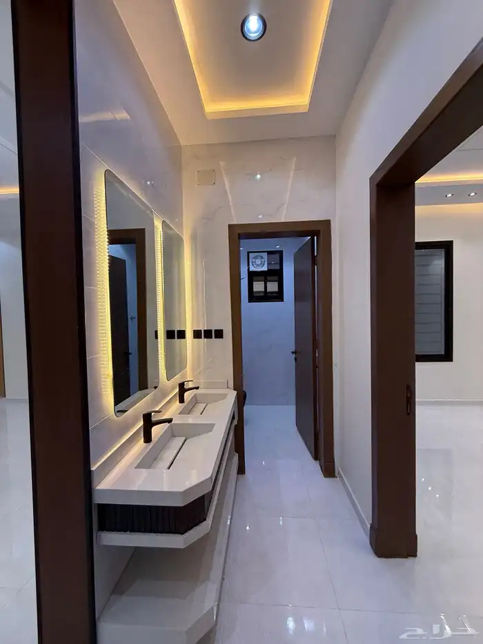 للبيع روف علوي بدرج داخلى وخارجى بحى الراقى شرق خميس مشيط 7