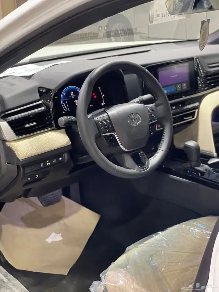 تويوتا كامري E بلص هايبرد ابيض موديل 2025 9