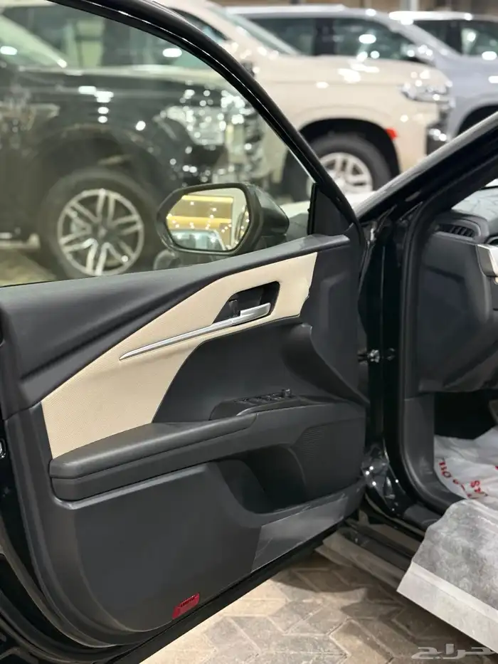 تويوتا كامري 2025 E بنزين اصفار اللون اسود 10