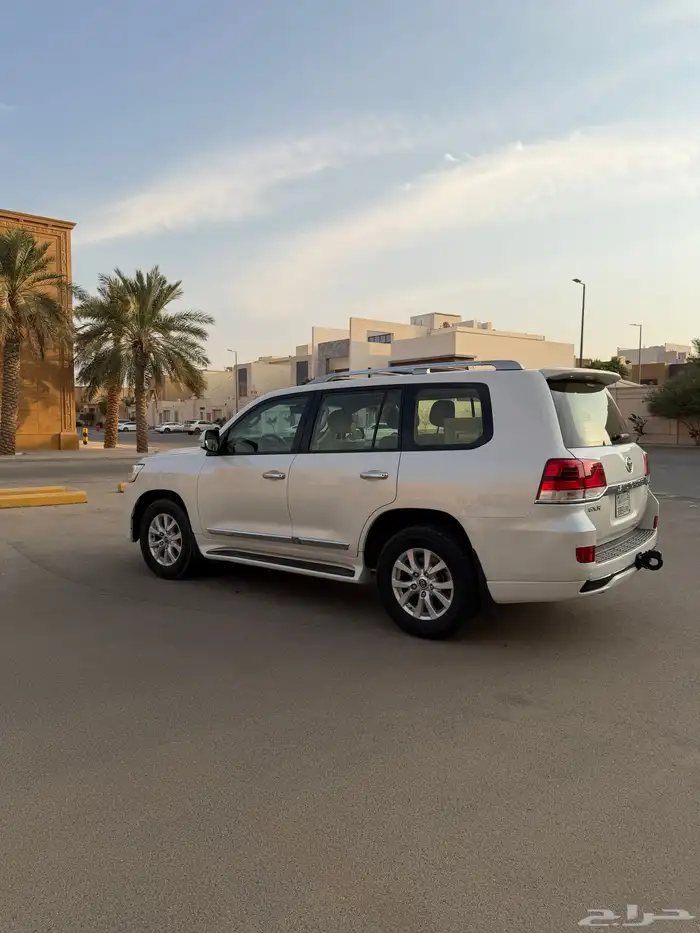 لاندكروزر 2017 رقم (( 3)) عدد الملاك ((2)) 8