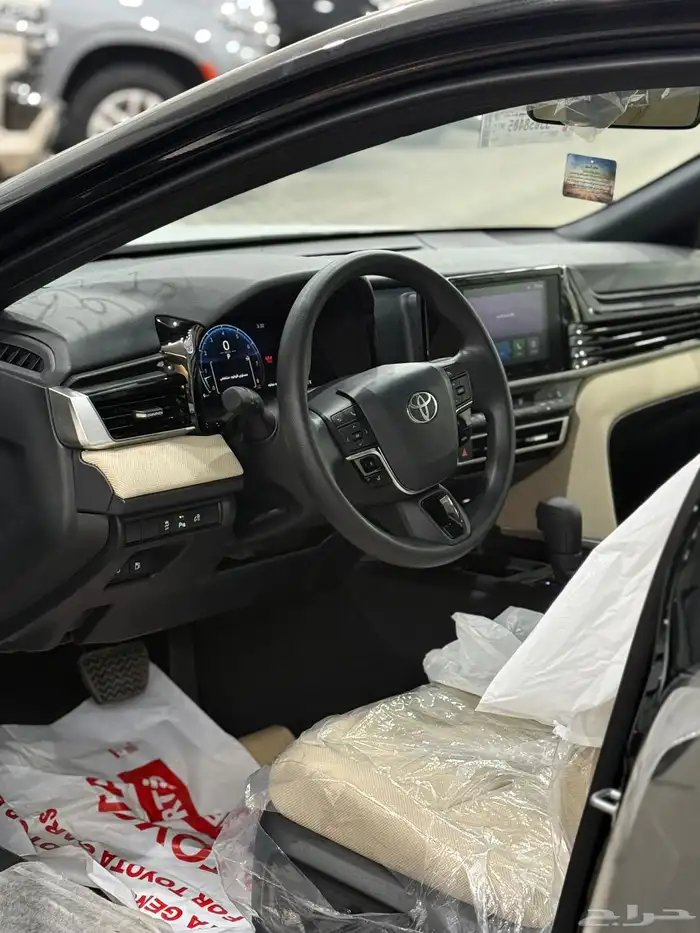 تويوتا كامري 2025 E بنزين اصفار اللون اسود 9