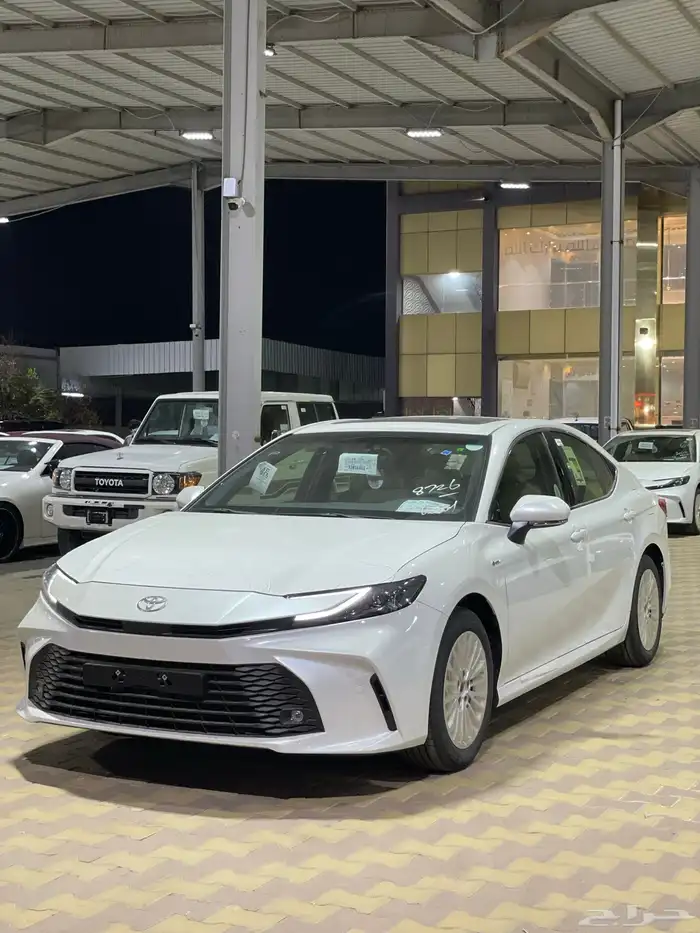 تويوتا كامري E بلص هايبرد ابيض موديل 2025 1