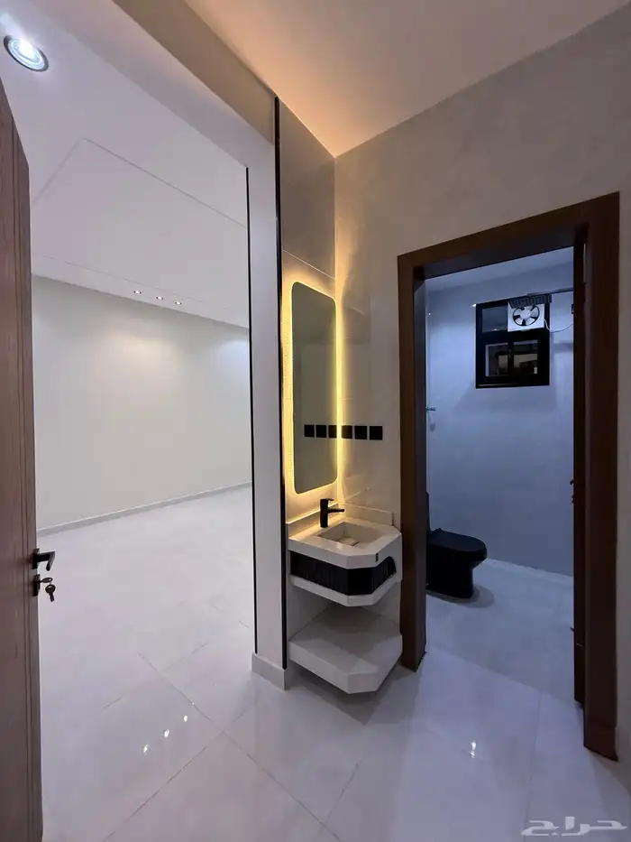 للبيع روف علوي بدرج داخلى وخارجى بحى الراقى شرق خميس مشيط 18