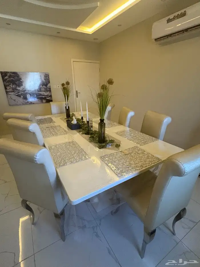 طقم طاوله طعام من 8كراسي. ودولاب طويل وبوفيه 2000 ريال. 3