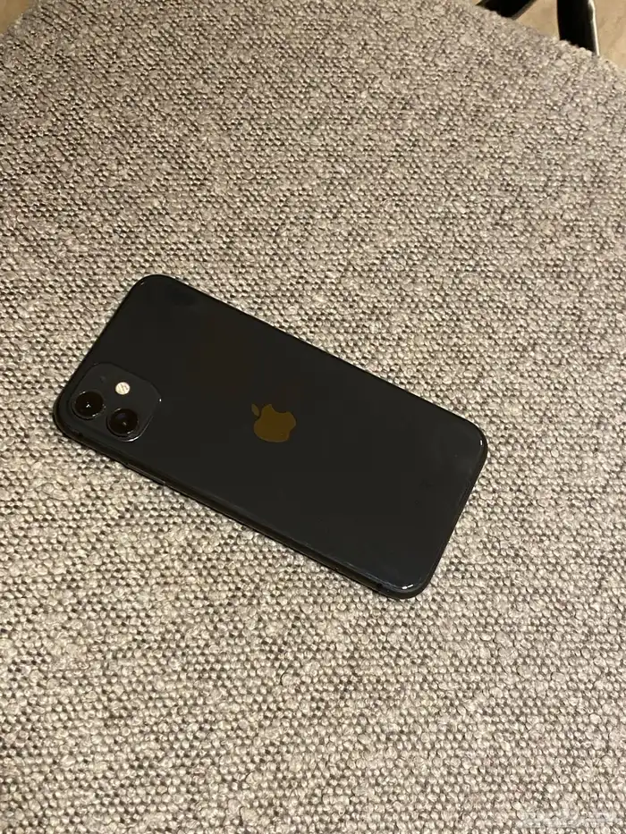 ايفون 11 اسود 128 قيقا مو مفكوك من قبل 6