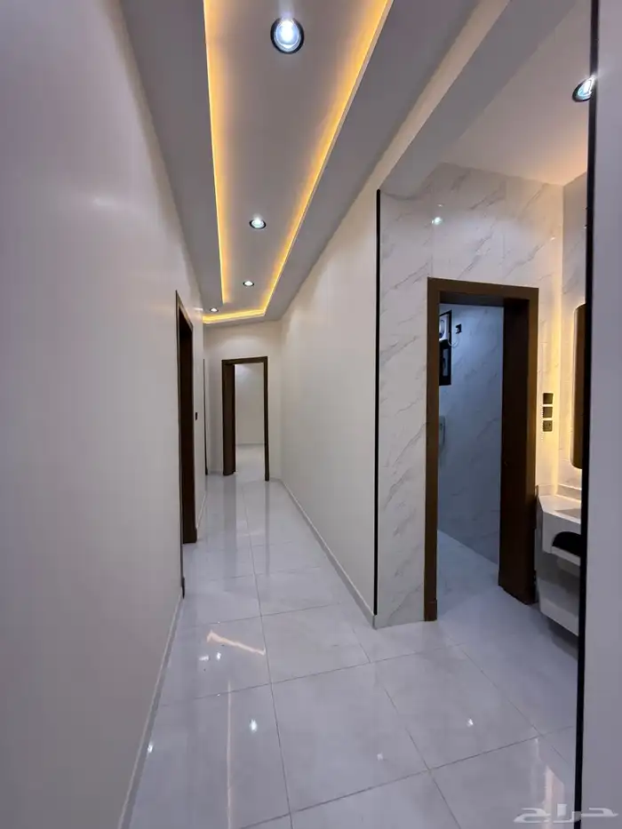 للبيع روف علوي بدرج داخلى وخارجى بحى الراقى شرق خميس مشيط 17