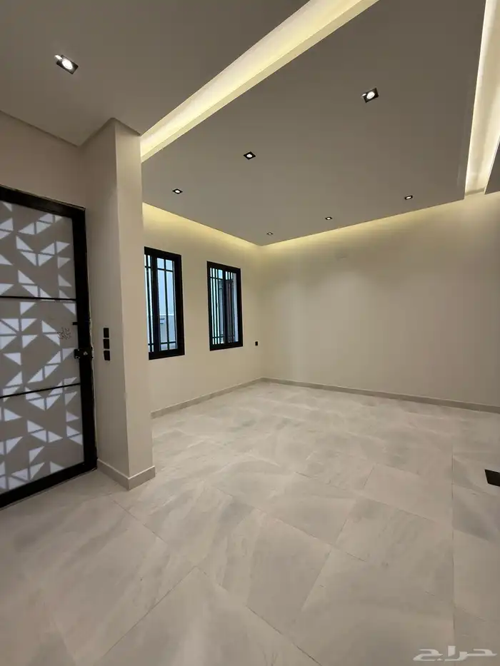 للبيع ارواف علويه بملحق وشقق ارضيه ببايكة سيارة ف حي الوسام 11