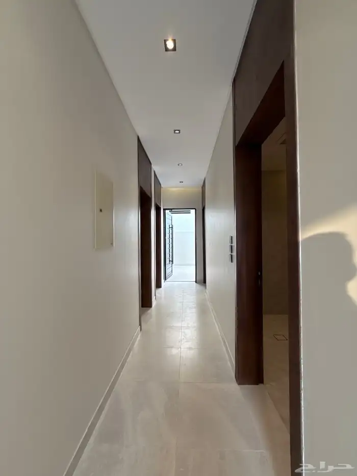 للبيع ارواف علويه بملحق وشقق ارضيه ببايكة سيارة ف حي الوسام 45