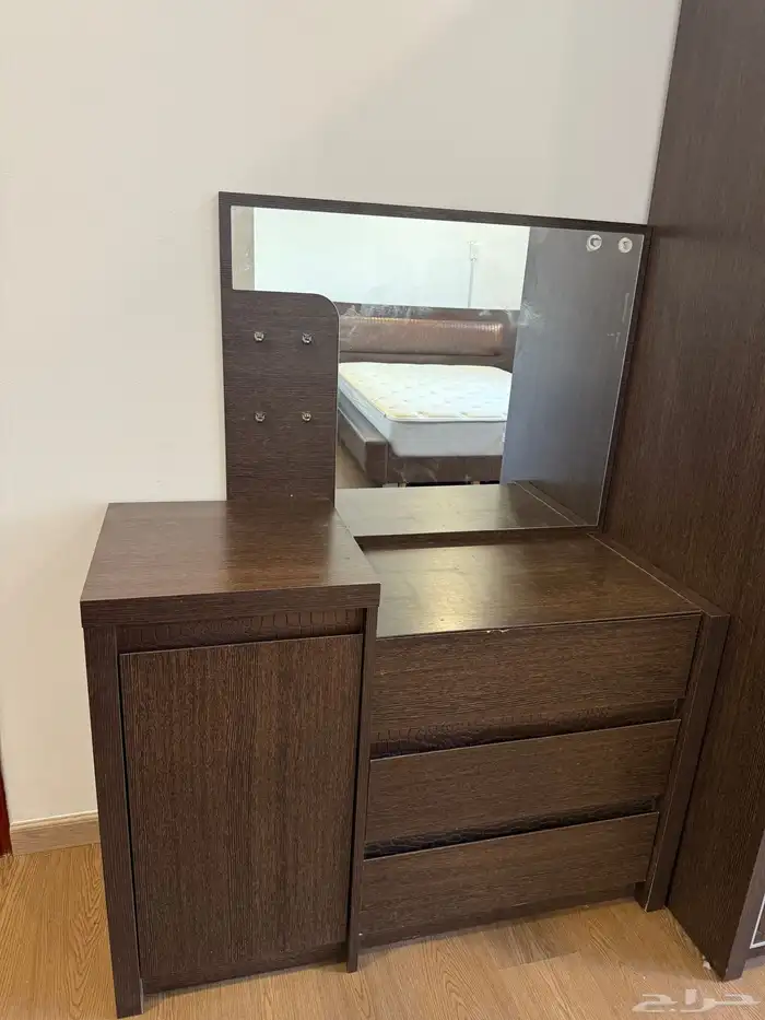 اثاث غرفة نوم ( تسريحه فقط ) بحاله ممتازه 0