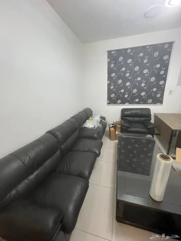 طاولة اجتماعات   وكنب جلد اسود فاخر 1