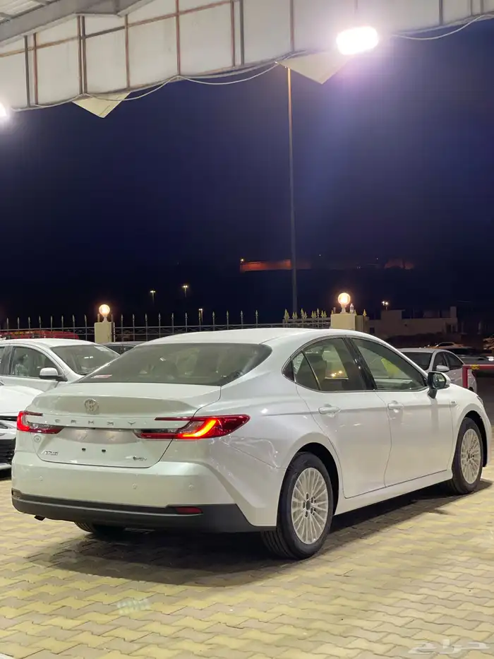 تويوتا كامري E بلص هايبرد ابيض موديل 2025 3