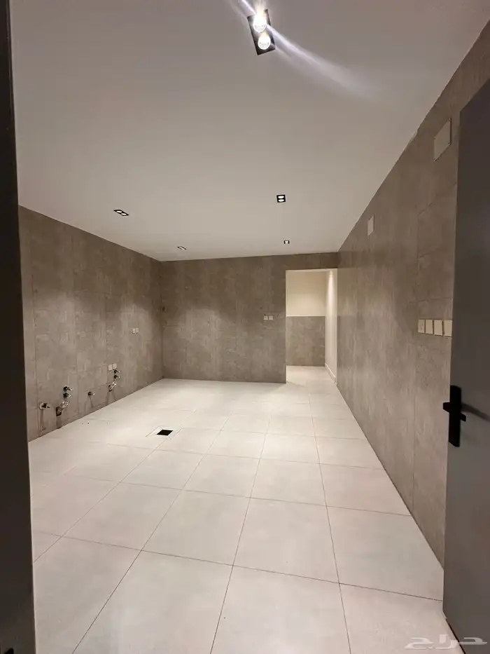 للبيع شقه ارضيه بالقرب من مطار ابها بمساحه حوش كبيره 12