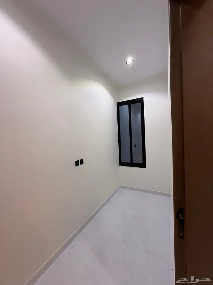 للبيع روف علوي بدرج داخلى وخارجى بحى الراقى شرق خميس مشيط 9