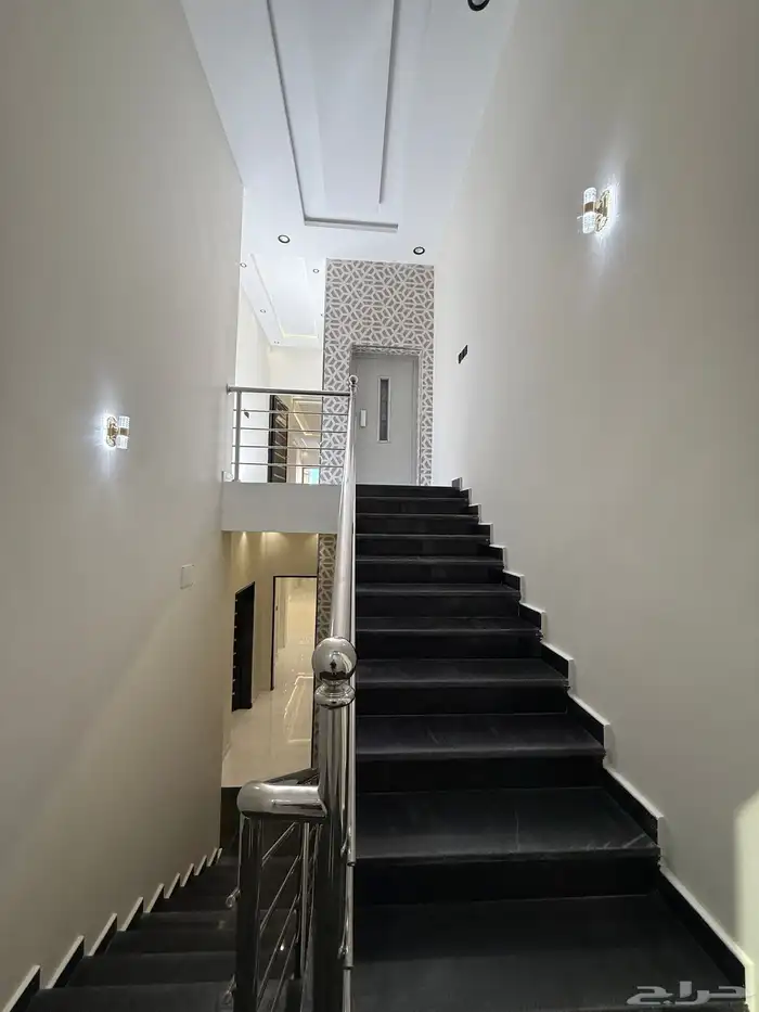 للبيع ارواف علويه وشقق ارضيه تشطيب فندقي ف شمال الخميس 35