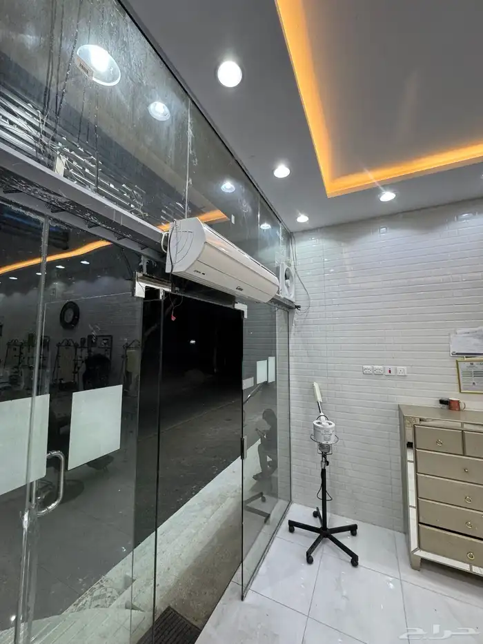 صالون حلاقة بأدواته 2