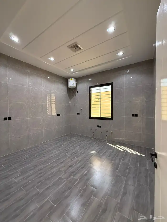 للبيع ارواف علويه وشقق ارضيه تشطيب فندقي ف شمال الخميس 8