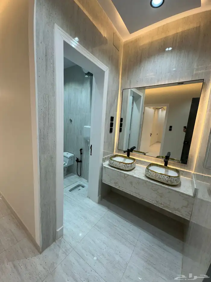 للبيع شقق علوية وسيعة 245 متر مع باركن حي الراقي 5