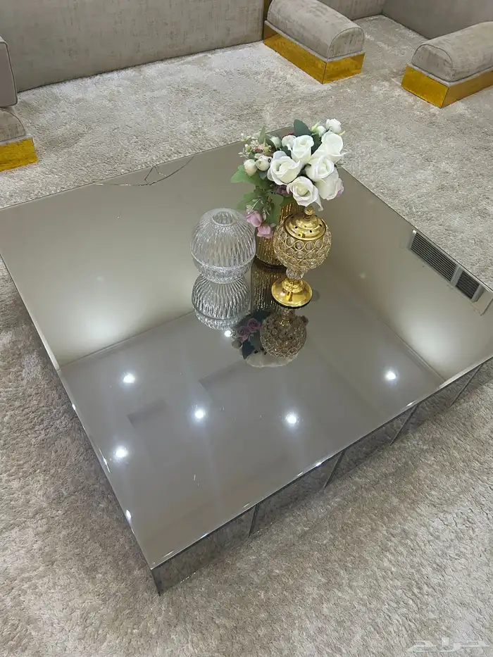 طاولة للبيع يوجد في كسر بسيط 0