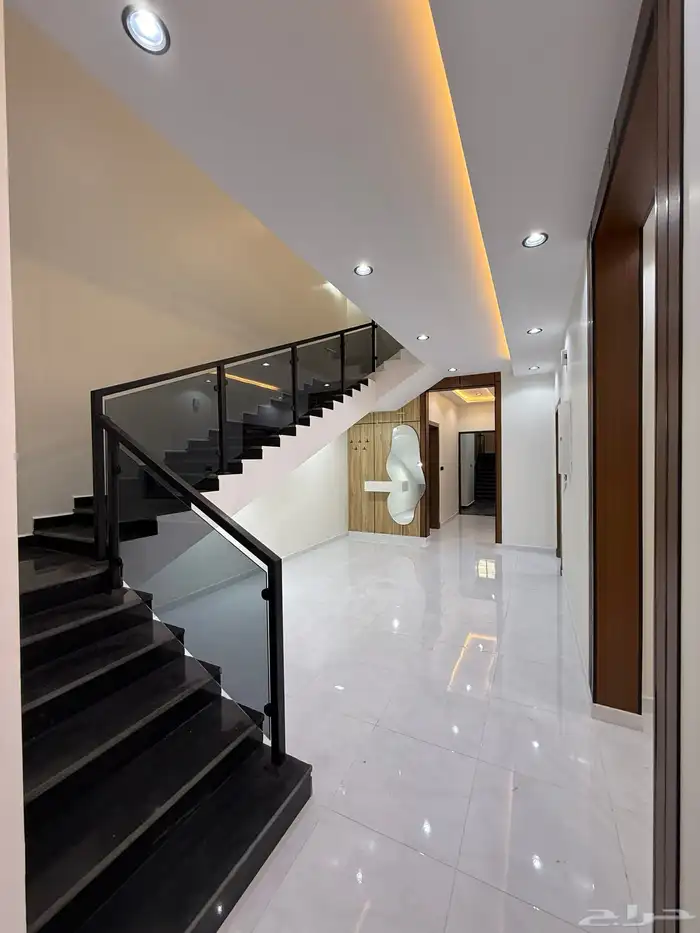 للبيع روف علوي بدرج داخلى وخارجى بحى الراقى شرق خميس مشيط 22