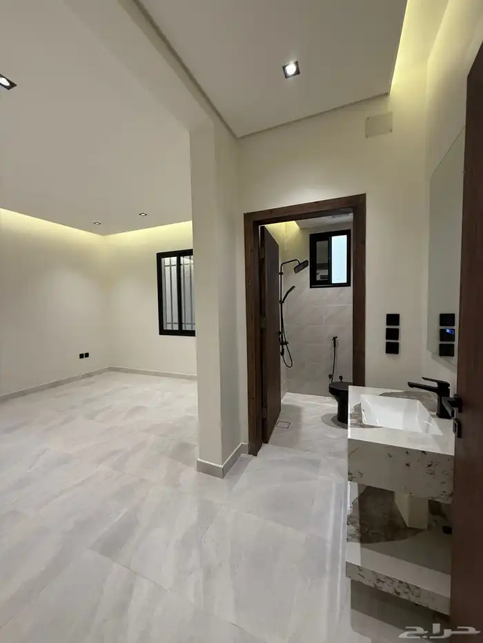 للبيع ارواف علويه بملحق وشقق ارضيه ببايكة سيارة ف حي الوسام 39