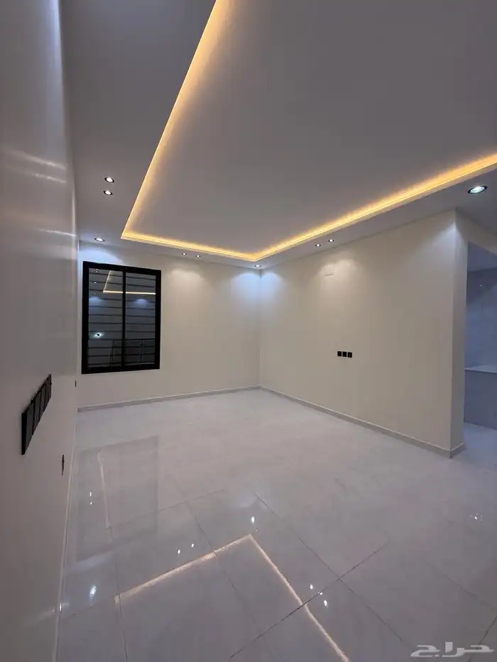 للبيع روف علوي بدرج داخلى وخارجى بحى الراقى شرق خميس مشيط 26