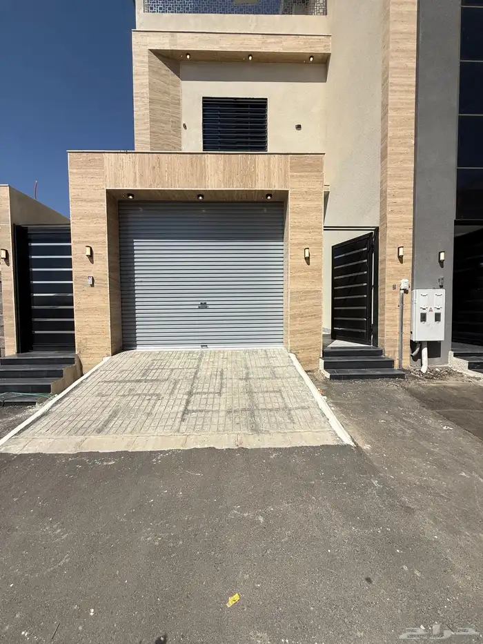 للبيع ارواف علويه وشقق ارضيه تشطيب فندقي ف شمال الخميس 1