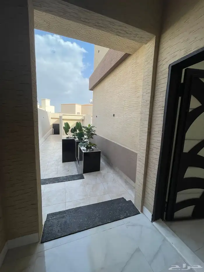 فله للبيع تندحه خلف المرور دورين وملحق 8