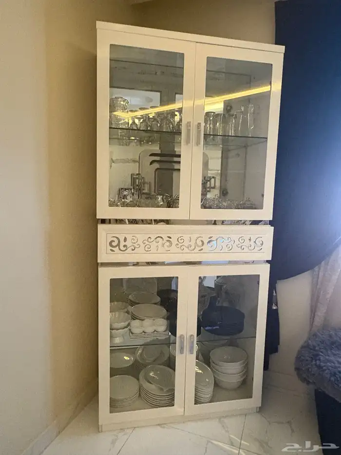 طقم طاوله طعام من 8كراسي. ودولاب طويل وبوفيه 2000 ريال. 4