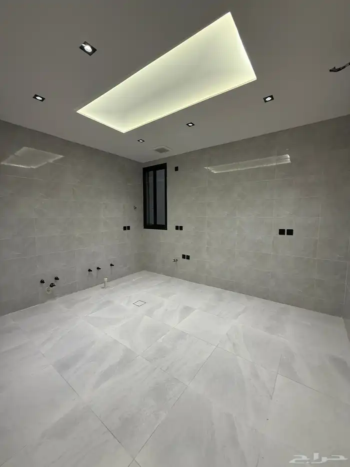 للبيع ارواف علويه بملحق وشقق ارضيه ببايكة سيارة ف حي الوسام 14