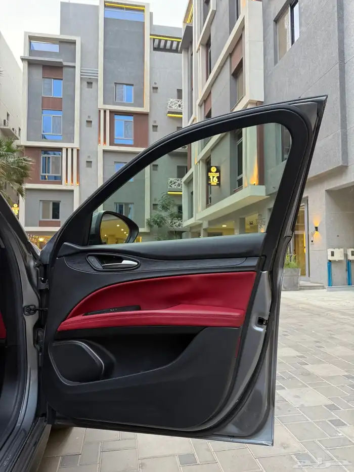 ألفا روميو ستليفو سوبر 2020 مخزن 25