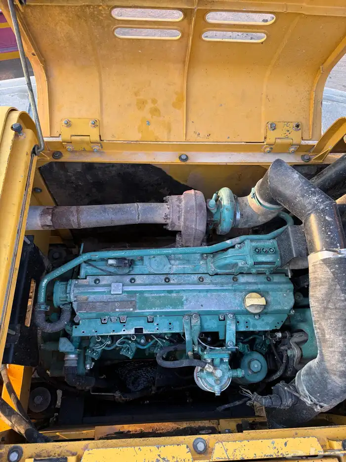 بوكلين فولفو 2009 للبيع مع الدقاق الرياض 24