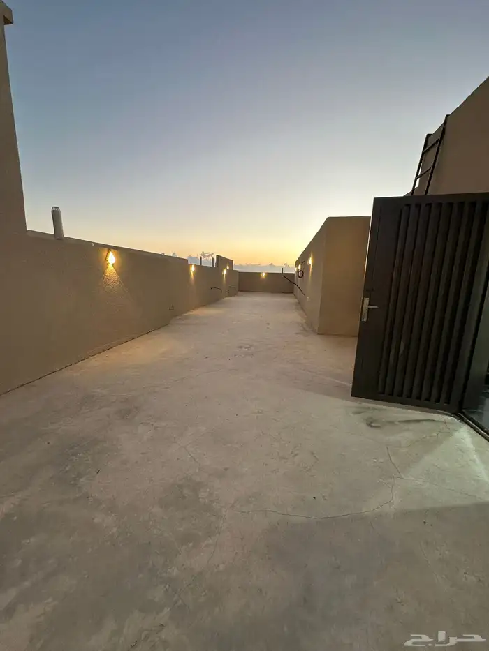 للبيع شقق علوية وسيعة 245 متر مع باركن حي الراقي 16