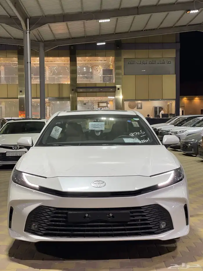 تويوتا كامري E بلص هايبرد ابيض موديل 2025 0