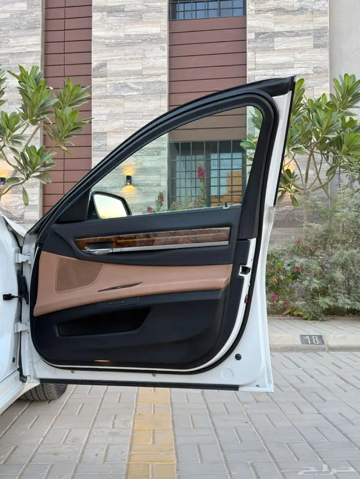 بي ام دبليو 2015 فئة 730 فل كامل موتر شرط الفحص بدي ومحركات 30