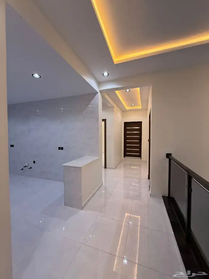 للبيع روف علوي بدرج داخلى وخارجى بحى الراقى شرق خميس مشيط 25