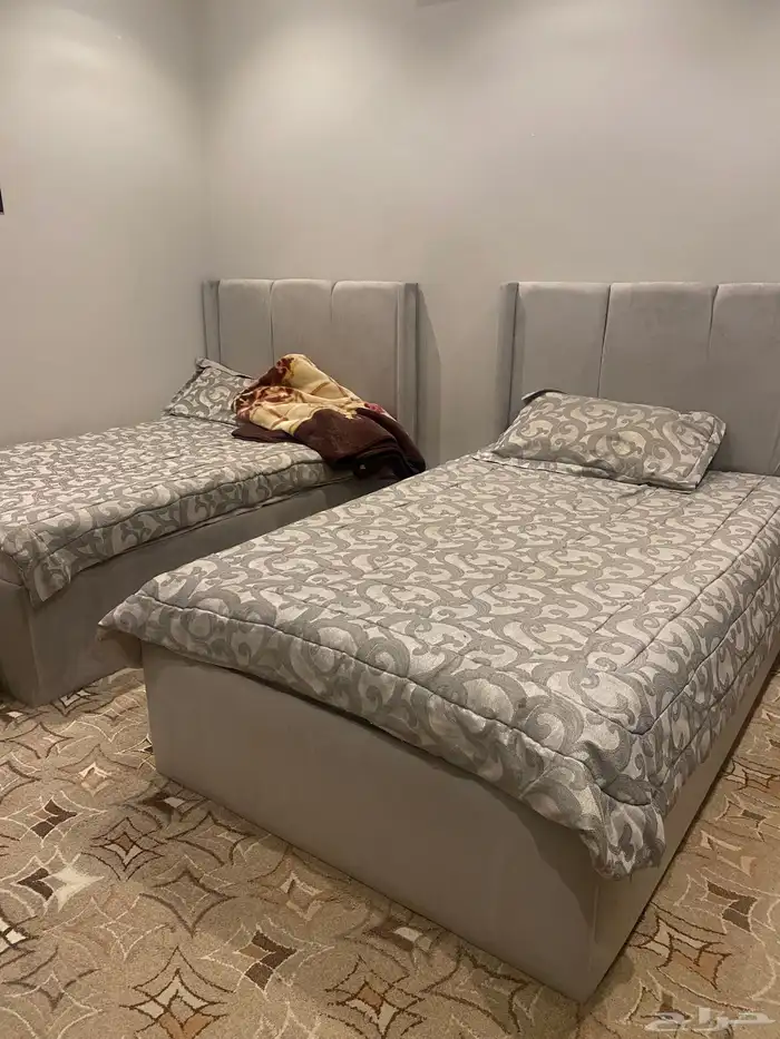 سريرين الطول مترين والعرض 120 ودولاب ومكتب لشخصين للبيع 0