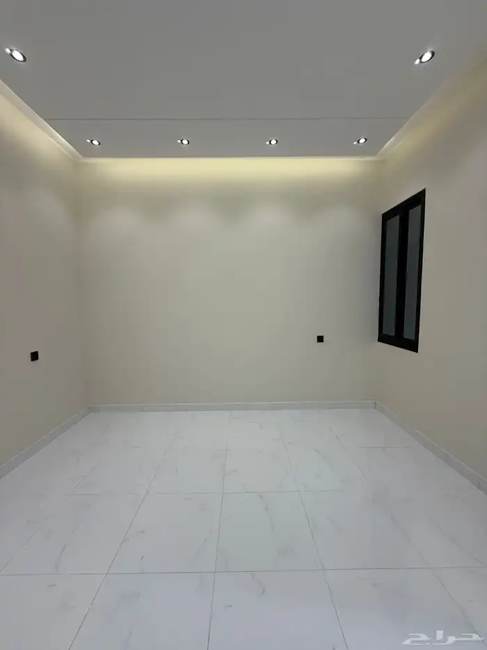 للبيع ارواف علويه وشقق ارضيه تشطيب فندقي ف شمال الخميس 7