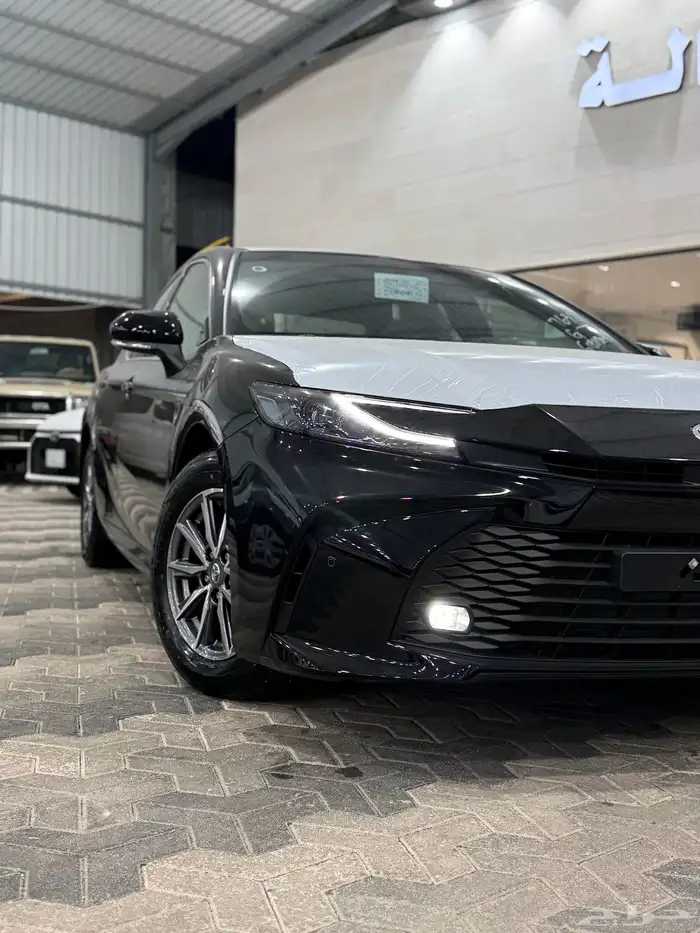 تويوتا كامري 2025 E بنزين اصفار اللون اسود 4