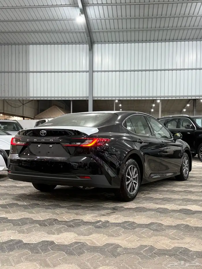 تويوتا كامري 2025 E بنزين اصفار اللون اسود 5