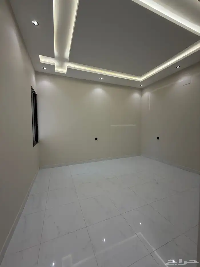 للبيع ارواف علويه وشقق ارضيه تشطيب فندقي ف شمال الخميس 18