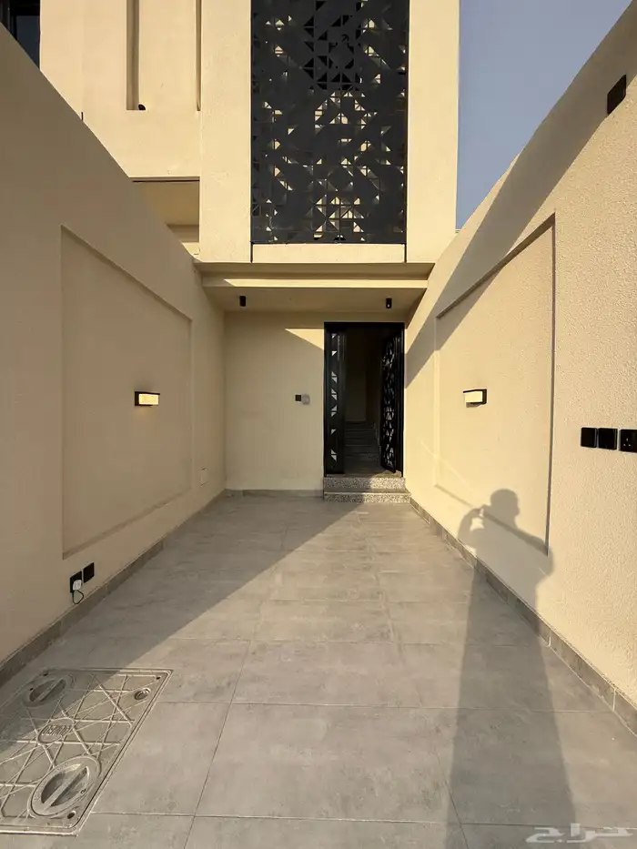 للبيع ارواف علويه بملحق وشقق ارضيه ببايكة سيارة ف حي الوسام 25